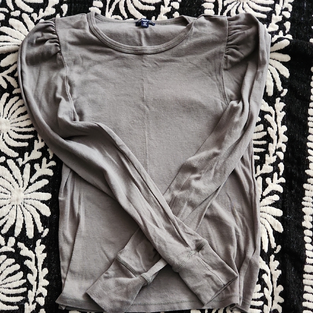 Splendid Long-Sleeve Puff Shoulder Top in Grey
